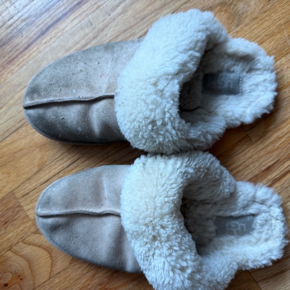 UGG slippers size 8 - Picture 13 of 13